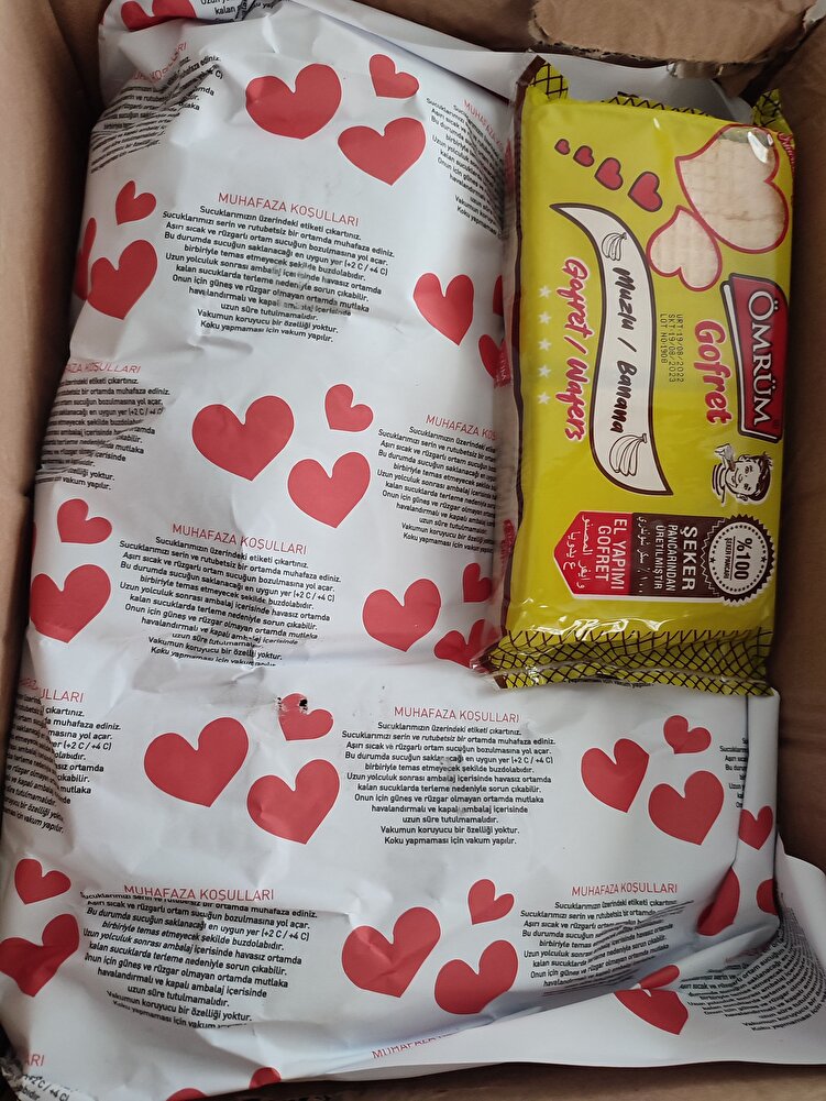 Lezzeti güzel. Direk kutunun içine koyulup yollanmış herhangi bir koruma mevcut değildi. bir puan ordan kırdım. Yalnız herkese lokum fln yollanmış hediye olarak bana muzlu gofret gelmiş.