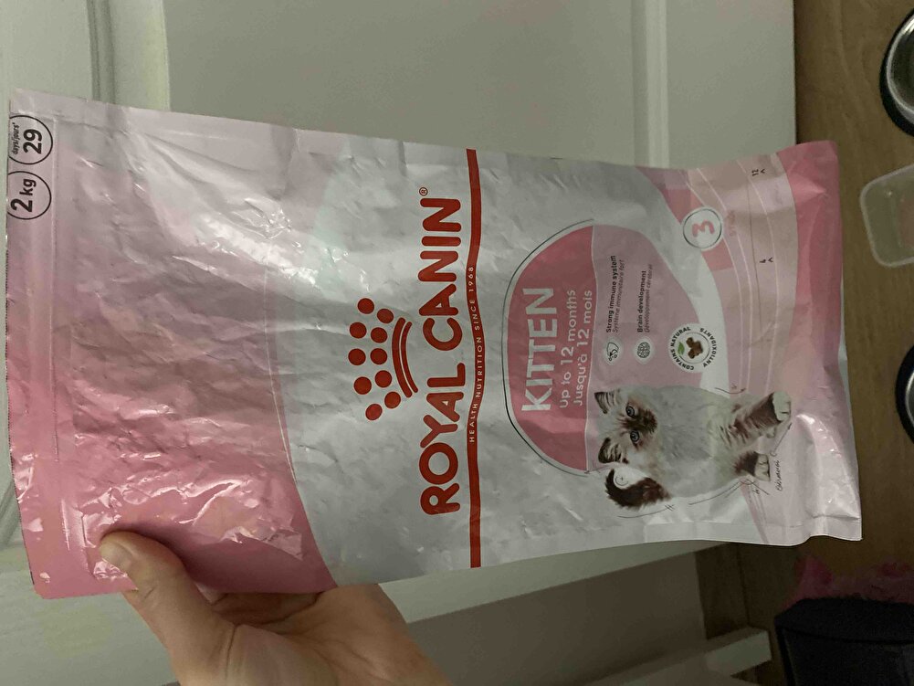 Klipsli olması çok kolaylaştırıyor. Kedim çok seviyor sürekli alıp bitirdiğimiz bir ürün
