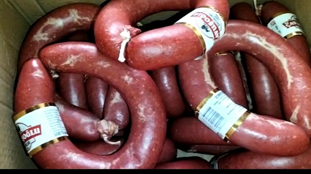 Öncelikle 10 kilo sucukların taze kasap suçuğu olduğun'dan ailece çok memnun kaldık (fermentli değil) Lezzet, baharat, tuz ve yağ oranı tam sevdiğimiz gibi. Ayrıca havaların soğuk olduğun'dan suçukların vakumlenmemiş olarak sipariş verdik.  Kargo'dan çıkar çıkmaz hepsini derin dondurucuya koydum, lazım oldukca kullanıyorum. Kalite ve lezzeti onaylıyoruz👍  Hediye için teşekkürler!