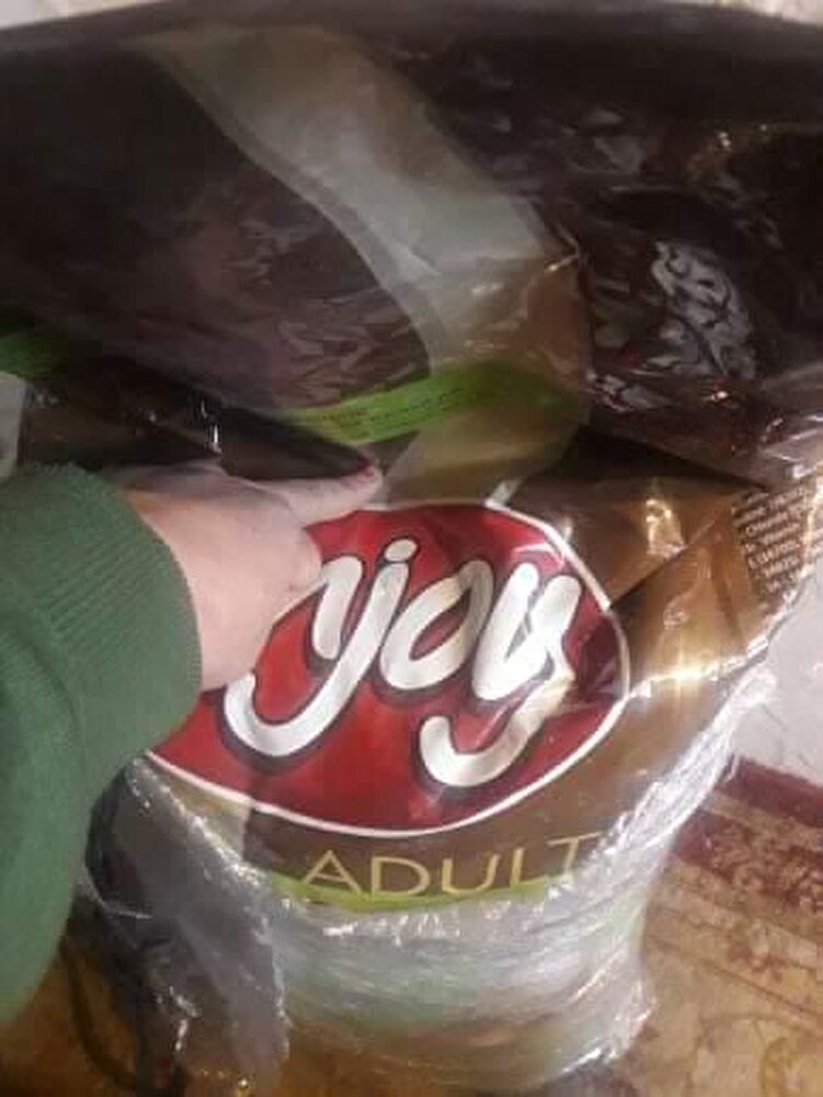 Parmağımı koyduğum yere kadar dolu ölçtüm 14 cm boşluk var.Boş kısım okadar belliki paketlenirken katlanıp jiletin le sarılmış.Birileri çaldımı dedim delik yok.Bu ikinci alışım muhteşem,her yaştan kedim köpeğim bayıldı.