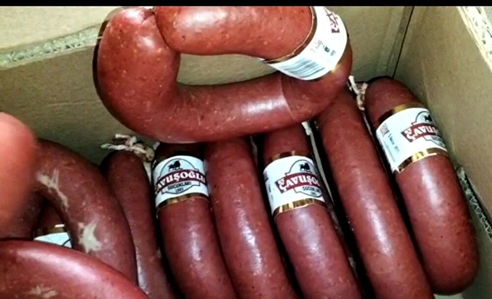 Öncelikle 10 kilo sucukların taze kasap suçuğu olduğun'dan ailece çok memnun kaldık (fermentli değil) Lezzet, baharat, tuz ve yağ oranı tam sevdiğimiz gibi. Ayrıca havaların soğuk olduğun'dan suçukların vakumlenmemiş olarak sipariş verdik.  Kargo'dan çıkar çıkmaz hepsini derin dondurucuya koydum, lazım oldukca kullanıyorum. Kalite ve lezzeti onaylıyoruz👍  Hediye için teşekkürler!