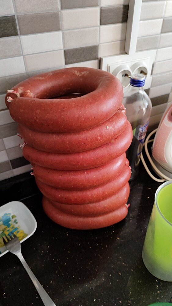 Tadı pek bana hitap etmedi fakat eşim çok sevdi. Ben 2015' de kapatılan Kavasoğlu markasının sucuklarına bayılıyordum. Genel olarak güzel ama tekrar aynı markayı tercih edeceğimi sanmıyorum. Hediye için teşekkür ederim. Sucuk arayışım devam edecek ...