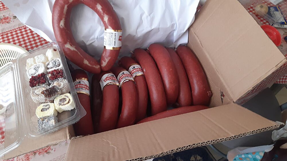 Ilk alisverisimizdi ... Ha ri ka ... Bundan sonra sucuk markamız budur.5 kg aldik stoklarda bitmemiş olsaydi bir 10 kg daha sipariş verecektik öyle güzel...Indirim bekleyen arkadaşlar beklemesin stoklarda bulur bulmaz kacirmayin :) Ayrica nazik hediyeniz icinde ayrica tesekkur ediyoruz cok begendik :)))