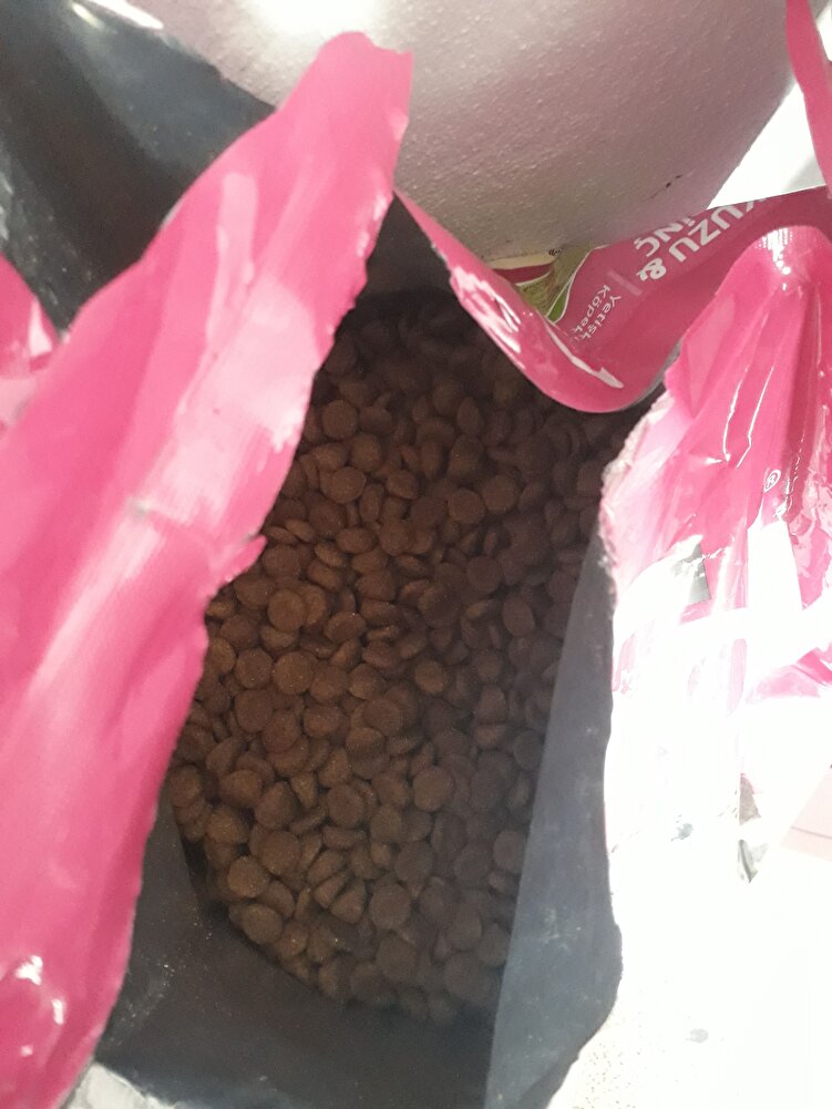 Fransız bulldog cinsi köpeğimiz var. Severek yedi. Kargo 3 günde geldi. Çuvalın içine koyulmuş bir şekilde geldi.