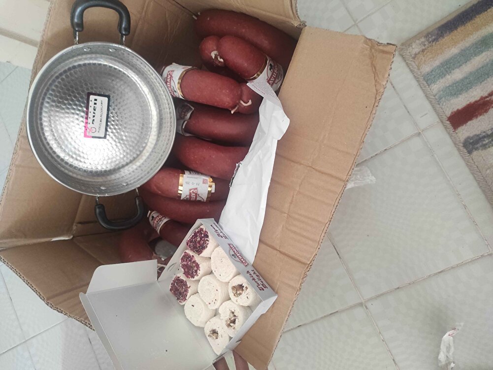 bu üçüncü siparişimm çok lezzetli bizler beğendik ailece tavsiye ederim. sucukları asın kurusun kuruyunca dahada lezzetli tesekkurler bu seferki siparisimde sahan ve lokum  hediyesi içinde teşekkürler..