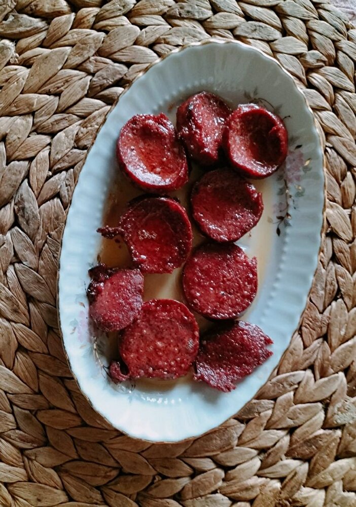 Öncelikle 10 kilo sucukların taze kasap suçuğu olduğun'dan ailece çok memnun kaldık (fermentli değil) Lezzet, baharat, tuz ve yağ oranı tam sevdiğimiz gibi. Ayrıca havaların soğuk olduğun'dan suçukların vakumlenmemiş olarak sipariş verdik.  Kargo'dan çıkar çıkmaz hepsini derin dondurucuya koydum, lazım oldukca kullanıyorum. Kalite ve lezzeti onaylıyoruz👍  Hediye için teşekkürler!