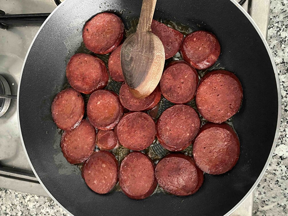 Misafirliğe giderken tatlı yerine artık 2 tane sucuk götürüyorum.Nasıl bu fiyat olabiliyor anlamadım ama gayet güzel.Yağı diğer sucuklara göre gayet az fakat bağırsağı zor soyuluyor.Gelir gelmez buzluğa attım yiyeceğim zaman çıkarıp dilimleyip çözünmeden pişiriyorum.Bilmiyorum ama arkadaşlarım geldikten sonra 3-4 gün serip kurutmuşlar ben yapmadım.Yapmak şart mı anlamadım🤷‍♀️