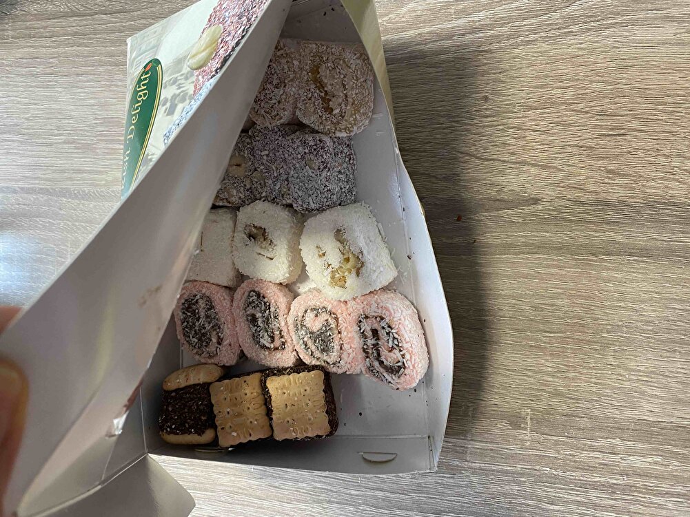 Misafirliğe giderken tatlı yerine artık 2 tane sucuk götürüyorum.Nasıl bu fiyat olabiliyor anlamadım ama gayet güzel.Yağı diğer sucuklara göre gayet az fakat bağırsağı zor soyuluyor.Gelir gelmez buzluğa attım yiyeceğim zaman çıkarıp dilimleyip çözünmeden pişiriyorum.Bilmiyorum ama arkadaşlarım geldikten sonra 3-4 gün serip kurutmuşlar ben yapmadım.Yapmak şart mı anlamadım🤷‍♀️