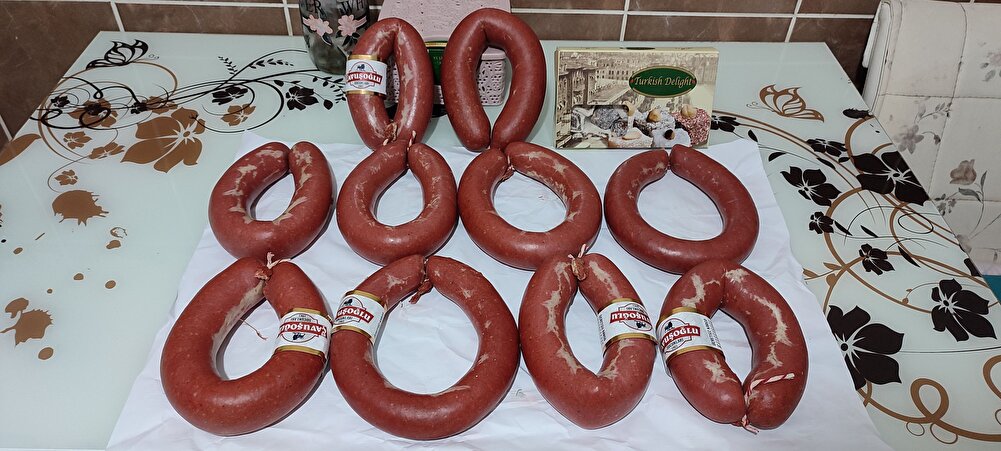 2 günde geldi yeni çekilmiş tap taze ne çok iyi nede çok kötü orta kalitede bir sucuk sucuktan iyi anlarım beklentim biraz daha yüksekti ama ne yalan söyliyim beklentimin biraz altında kaldı yanındada lokum hediye koymuşlar jestiniz için teşekkürler