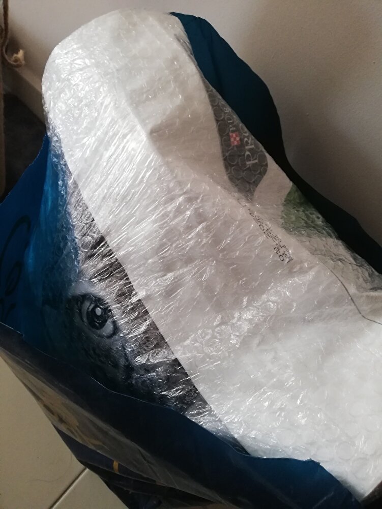 ürün paketlenmesi hiç beklemedigim kadar iyiydi. orjinal paket patpata sarılıp kalın bir poşete konularak bantlanmisti. SKT 1 yil.  Teşekkürler 👏👏