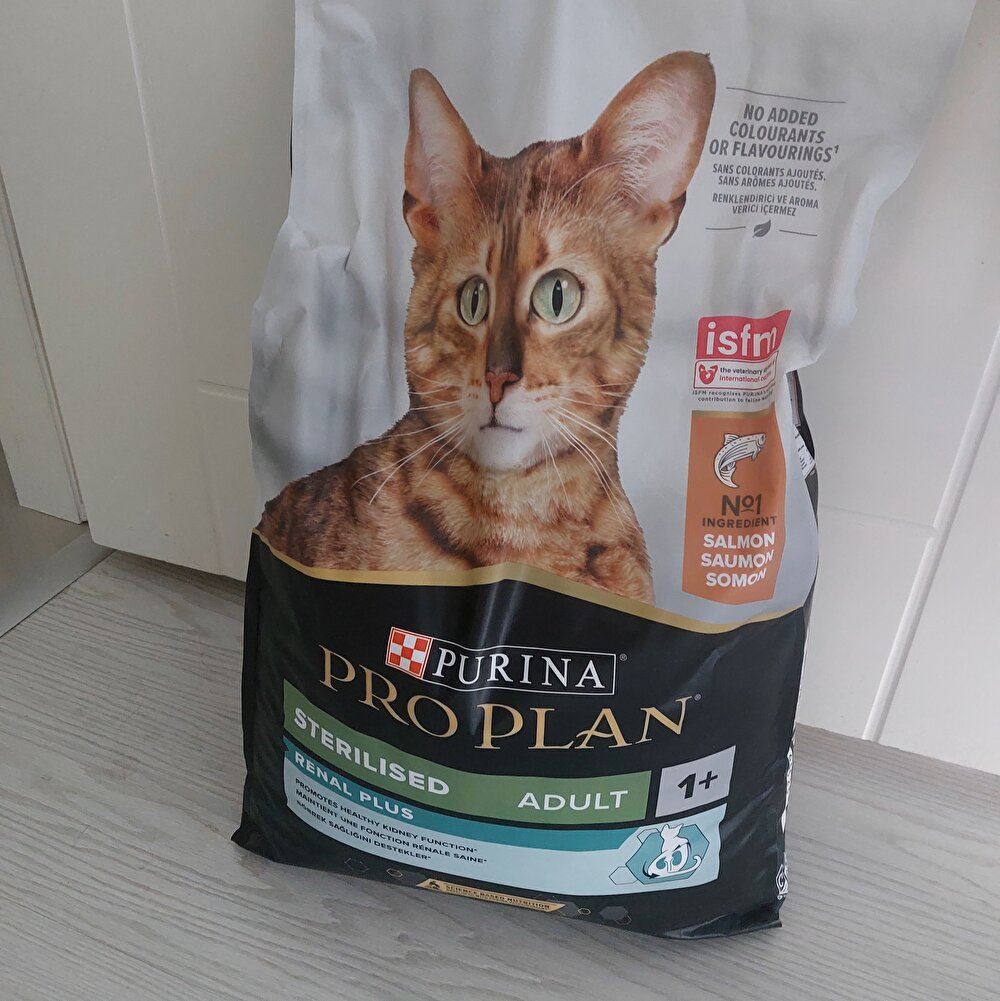 Ürün hemen kargolandi ii paketlenmisti.Son kullanma tarihi de 2024 8 .ay.Kedim Leo için aldık.Gelen zamlardan etkilenmemek için ilk defa 10 kg aldık.Serin ve kuru bir yerde sakliycaz.