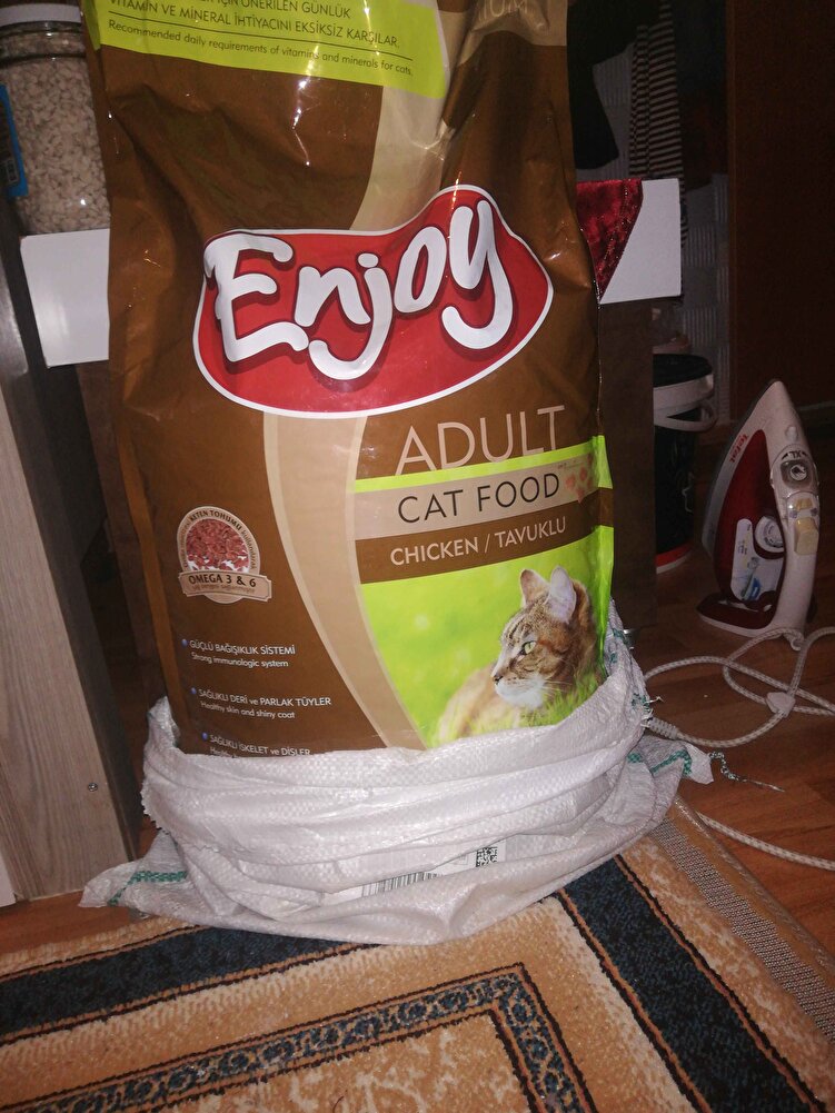 Paketleme, teslimat güzeldi görselde görüldüğü gibi çuvalda gonderim sağlandı. Satıcıya teşekkür ederim bu hassaiyetinden dolayı.Daha önce aldığım için üründe kalitelidir. Gönül rahatlığıyla alabilirsiniz.Fiyatlar maalesef pahalı yani biraz daha uygun olmasını isterdim.Sokak hayvanlari , kapımın önündeki  canlar iciin alldiim onlari besliyorum. Petshoptan 1 kilo olarak aliyodum o şekilde daha tuzlu oluyor bende bu şekilde alıyorum sürekli teşekürler.