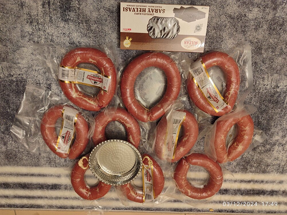 sipariş verdikten kısa süre içinde sucuklar elimize ulaştı tat olarak da güzel  bu zaman da bu fiyata sucuk bulmak zor ;)) hediye içinde  teşekkürler