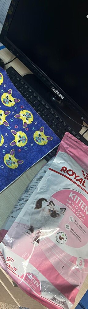 ilk kez kedi sahipleniyorum en güvenilir ve kaliteli mamalardan biri olduğu için bunu tercih ettim.2 buçuk aylık 2 kedim de bayıla bayıla yiyor.Normalde kedi maması kokusundan hiç hoşlanmam fakat bu mamada ucuz kedi mamalarında olduğu gibi ağır mama kokusu asla yok.