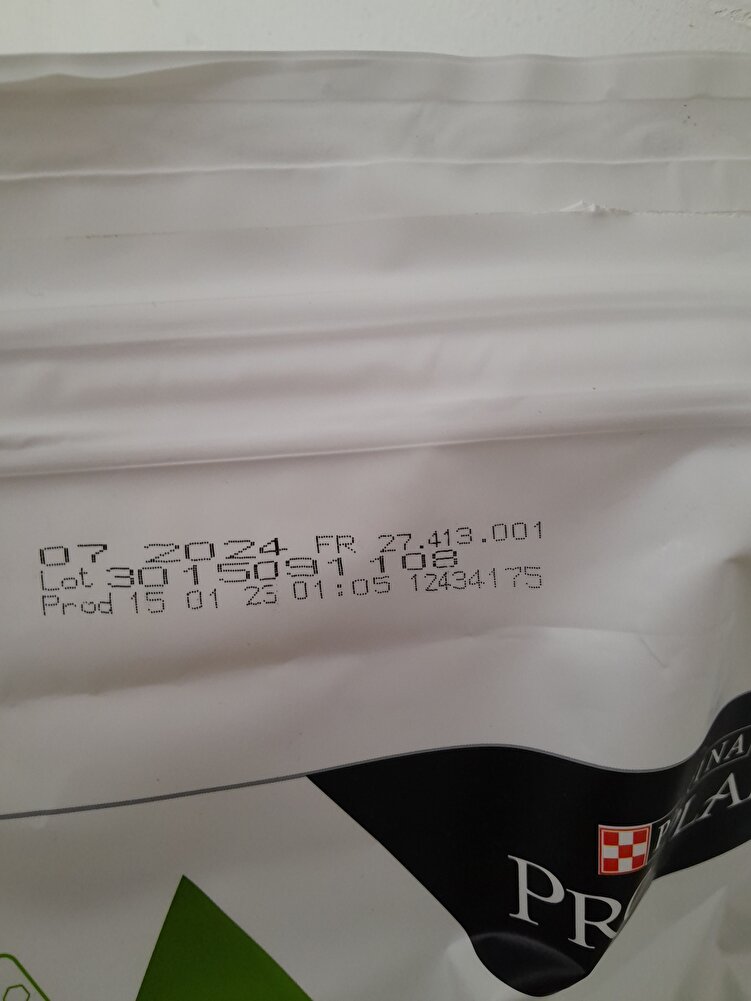 kedilerim severek yiyorlar. artik bu mama disinda birsey yemiyorlar.