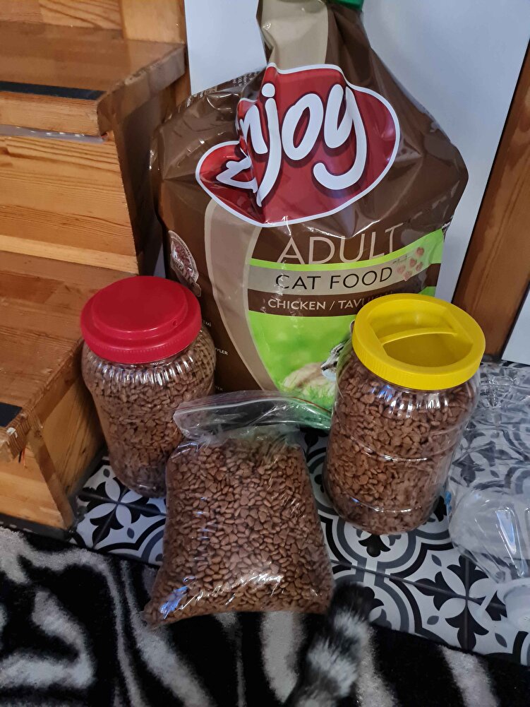 çok güzel paketlenmiş geldi. Kargo da hızlıydı. Son kullanma 2025 yılı. Sokak canları için dagitilmak üzere hazirladim bile. Teşekkürler