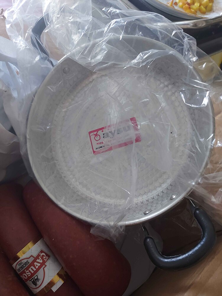 gayet lezzetli bir sucuk fiyatına göre cok iyi tava ve lokum hediye geldi. satıcıya tesekkur ederim. bu nazik davranışlarından dolayı.