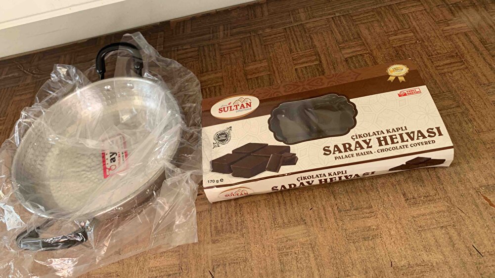 Ürün çok lezzetli. Tekrar sipariş edip buzluğa koyduk artık sucuğu başka yerden almam. Hediyeler için de çok teşekkürler görünce çok mutlu oldum bir tava bir de saray helvası göndermişler kocaman paket çok teşekkürler bol kazançlar