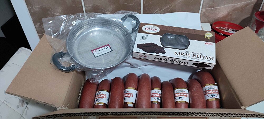 2 günde geldi yeni çekilmiş tap taze ne çok iyi nede çok kötü orta kalitede bir sucuk sucuktan iyi anlarım beklentim biraz daha yüksekti ama ne yalan söyliyim beklentimin biraz altında kaldı yanındada lokum hediye koymuşlar jestiniz için teşekkürler