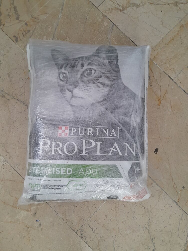 kedilerim severek yiyorlar. artik bu mama disinda birsey yemiyorlar.