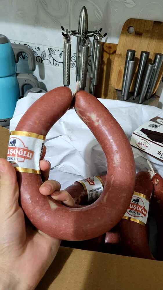 Ürün dana eti değil boşuna dana eti diye almayın. bimde satılan piliç sucuğun aynısı.