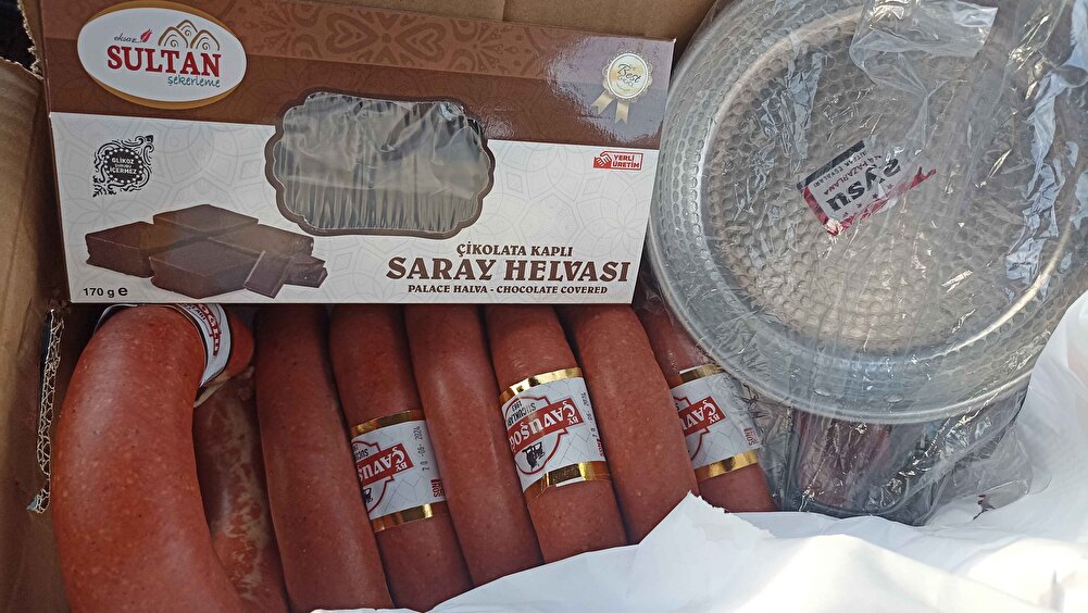 kargo bayağı hızlıydı 1 günde elime ulaştı ama Ramazan nedeniyle tadına bakamadım  ama kokusu fena değil ayrıca  içindeki hediyeler için çok teşekkür ederim :)