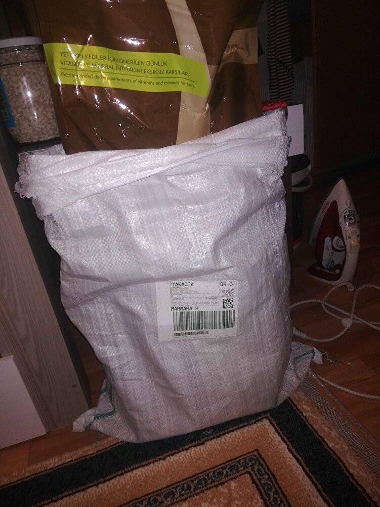 Paketleme, teslimat güzeldi görselde görüldüğü gibi çuvalda gonderim sağlandı. Satıcıya teşekkür ederim bu hassaiyetinden dolayı.Daha önce aldığım için üründe kalitelidir. Gönül rahatlığıyla alabilirsiniz.Fiyatlar maalesef pahalı yani biraz daha uygun olmasını isterdim.Sokak hayvanlari , kapımın önündeki  canlar iciin alldiim onlari besliyorum. Petshoptan 1 kilo olarak aliyodum o şekilde daha tuzlu oluyor bende bu şekilde alıyorum sürekli teşekürler.