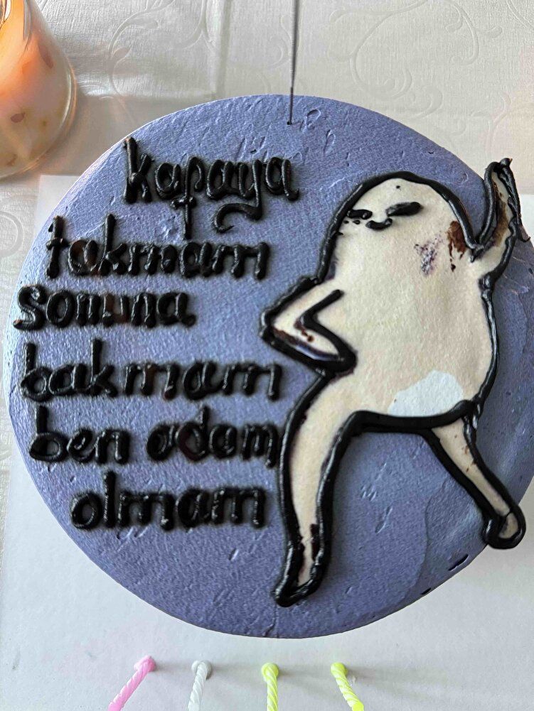 Kedim bayılarak yiyor tüy dökümüne de etkisi olduğunu düşünüyorum