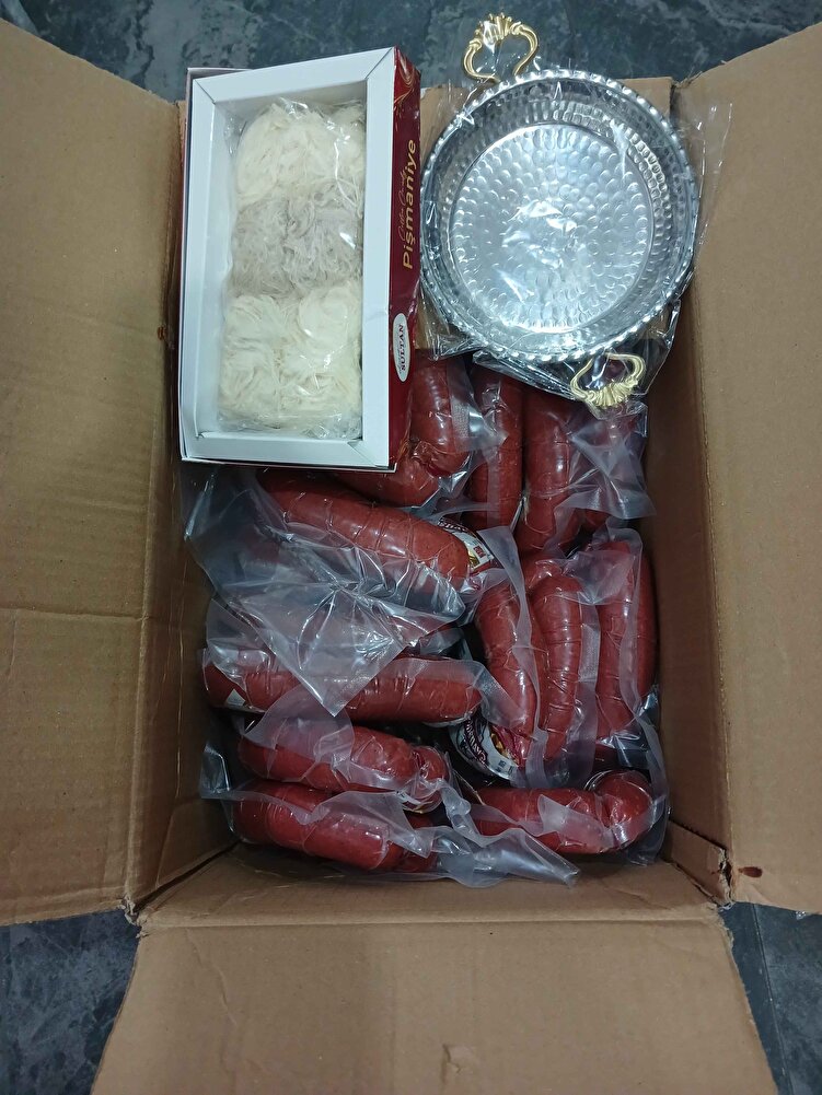 Vakumlanmış gayet özenli, saklama için not ve küçük bir hediye konulmuş. Tadıda market ürünlerine çok güzel. Ellerinize sağlık hayırlı işler.