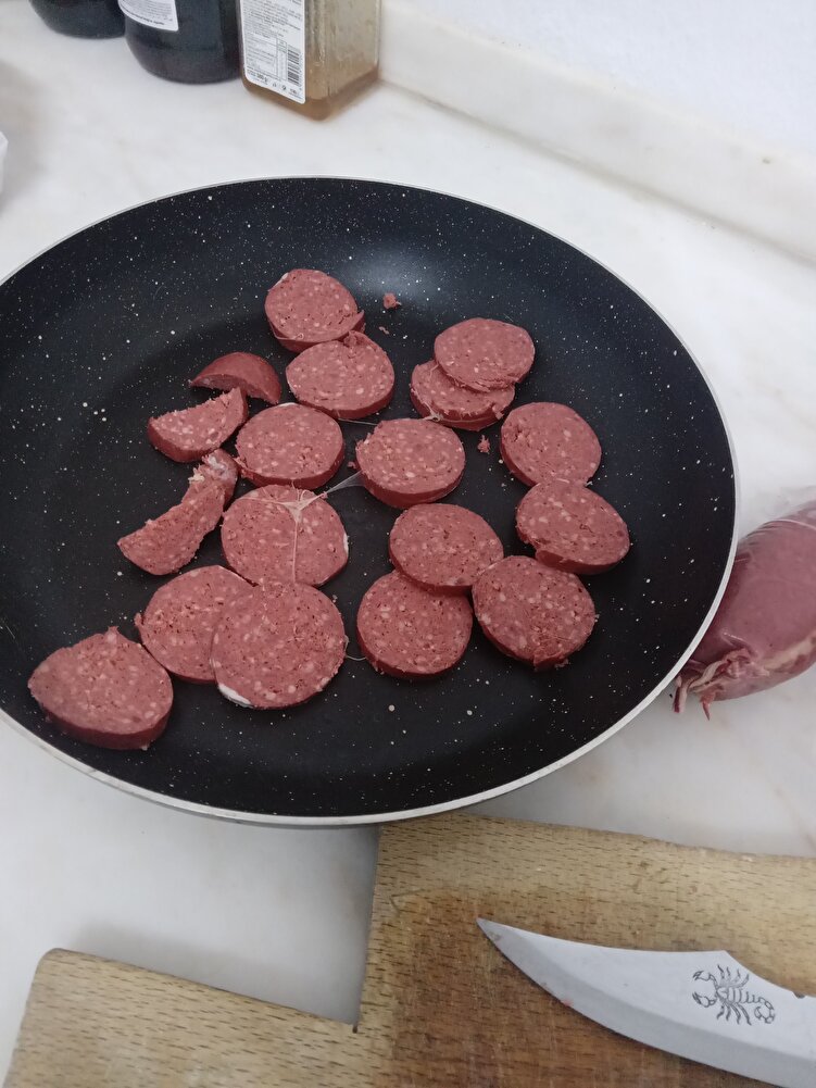 Lezzetli, diğer bazı sucuklar gibi midenizi yakmıyor, ama her kangal da etiket olmalı.