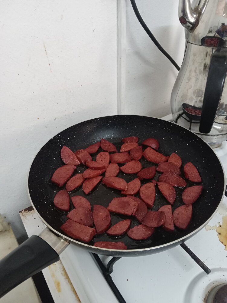 Lezzetli, diğer bazı sucuklar gibi midenizi yakmıyor, ama her kangal da etiket olmalı.