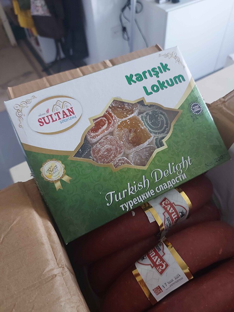 gayet lezzetli bir sucuk fiyatına göre cok iyi tava ve lokum hediye geldi. satıcıya tesekkur ederim. bu nazik davranışlarından dolayı.