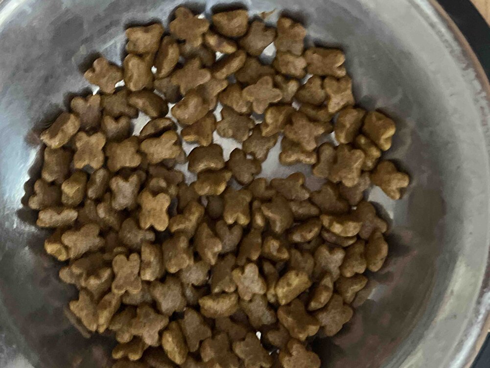 Önceden aynı marka fakat başka sayfadan aldığım içinden küçük yuvarlak top şeklinde çıkan sahte mamadan dolayı kedim kanlı ishal oldu midesi kaldırmadı. Şimdi bu mamanın orjinal olduğunu kelebek şeklinden anlayabiliyorum. Yavru kedim mamayı severek yiyor teşekkür ederiz dürüstlükle çalıştığınız için. Kedisi olan kişilerin de mamanın şeklinden orjinal olup olmayacağını dikkat etmeleri için yazıyorum bunu. Bu sayfadan güvenerek alabilirsiniz.