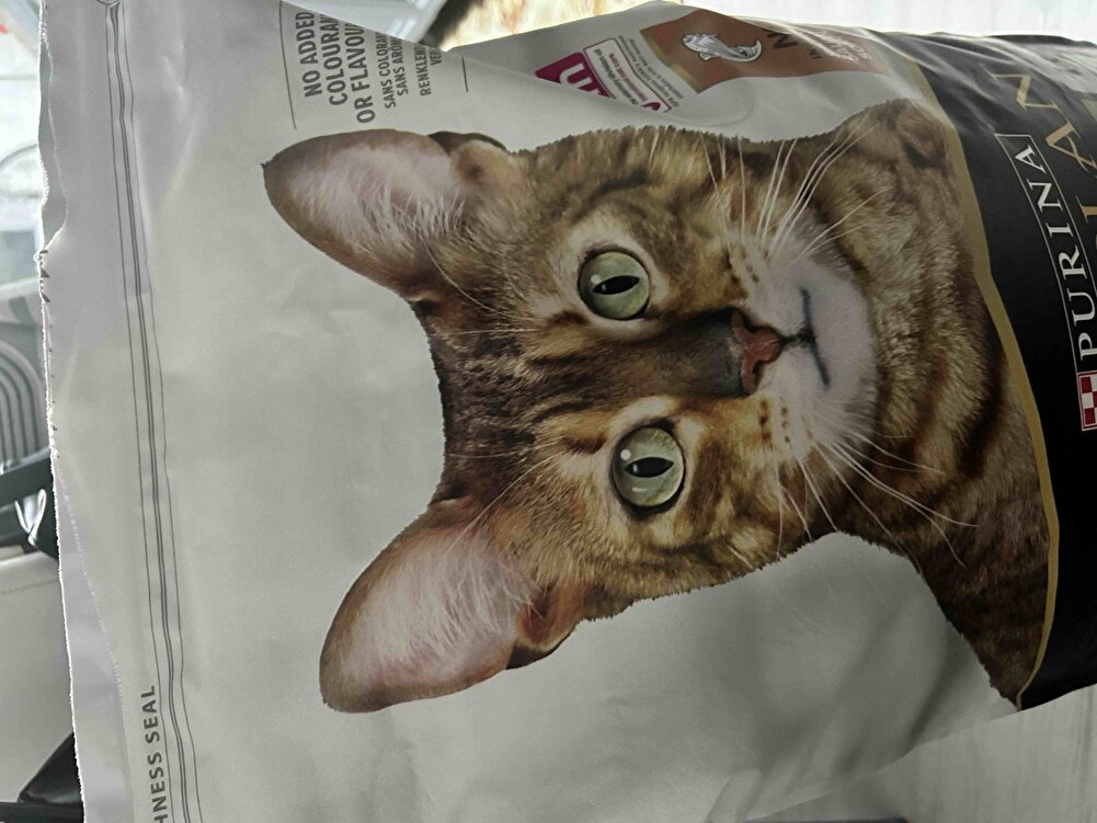 Aldığım dönemde fiyatı uygundu indirim vardı güzel bi alışveriş oldu. Kedim seviyor, iştahla yiyor. Orjinallikle ilgili bir sorun yok, kilitli paket.