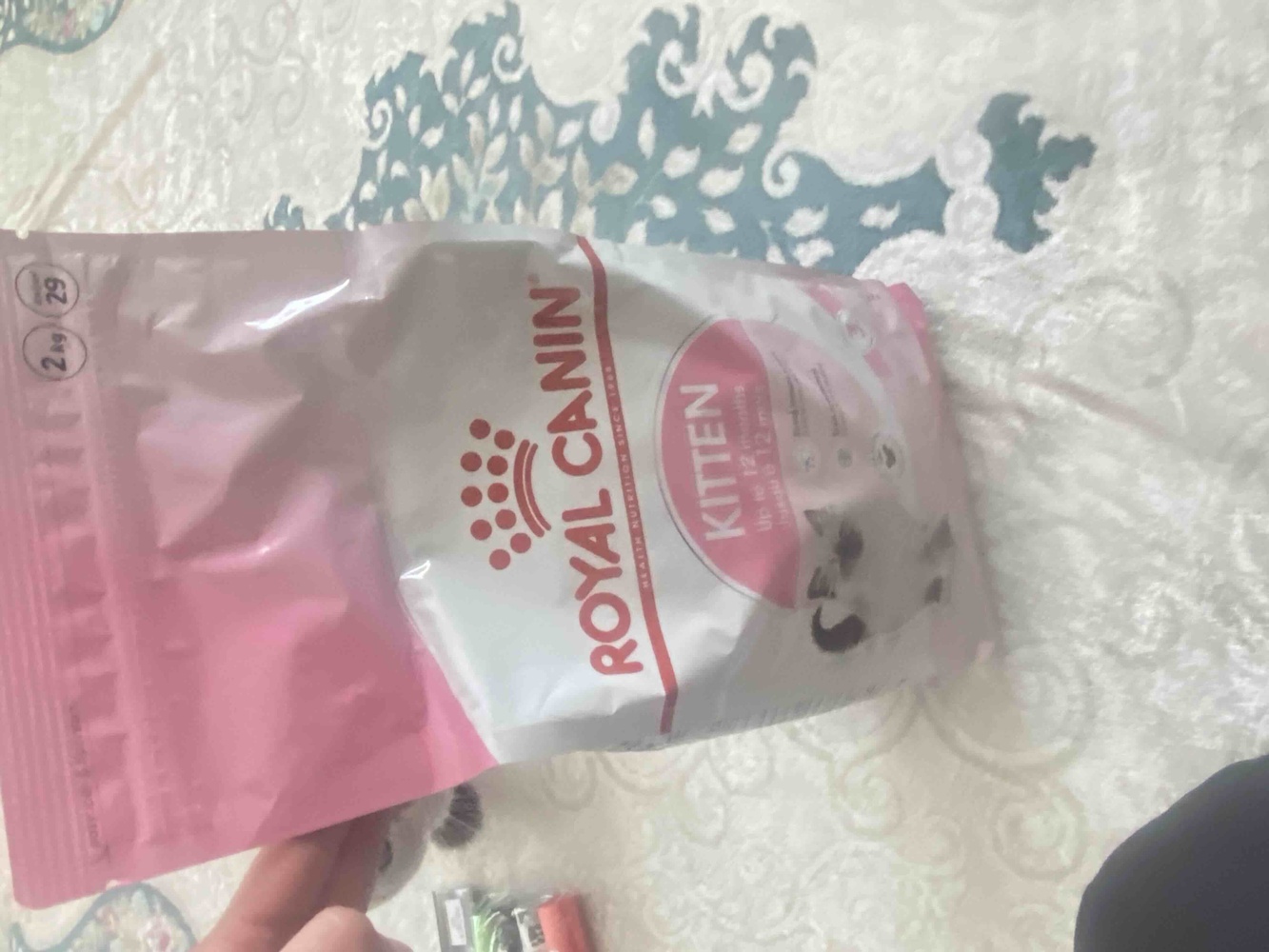 Kargo paketleme sorunsuzdu ürün zaten sürekli kullandığım bir ürün kedişim çok seviyor ayrıca kokusu yok diğer mamalar gibi kokmuyor