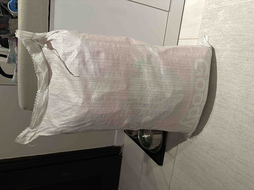 2-3 gün içinde elimize ulaştı, çuvalın içinde yırtık delik hasarsız geldi. Yorumlara bakrak sokakdaki hayvanlarımız için aldık umarım beğenirler.