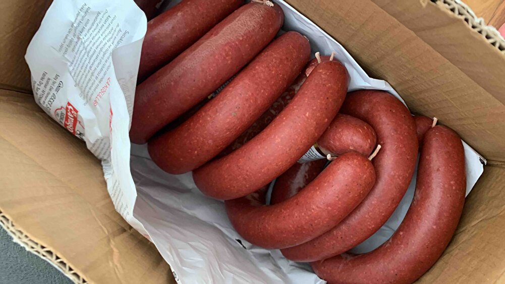 Ürün çok güzel kargolanmıştı ve hediye olarak kocaman kutu lokum ve bir tava koymuşlar görünce çok mutlu oldum. Sucuğu tadıp beğendikten sonra tekrar sipariş ettim yine hediye ve tava göndermişler çok çok teşekkürler artok sucuğu hep buradan alacağım