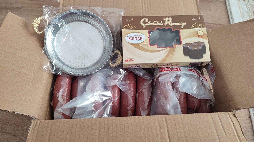 @Demetinrenklerin den görüp aldım. Satıcı çok ilgiliydi. Gece bile soruma cevap verdi. Tava ve pişmaniye hediye göndermişler teşekkür ederim kazancınız bol olsun. 5 kg sipariş verdim 3 kilo acısız 2 kg acılı istedim yardımcı oldular. Biraz bahararatlı geldi ama tadı lezzetli. Kasap sucuğu gibi beklemeyin marketten aldığımız sucuklara benziyor ama tadı yerinde fiyatına göre çok iyi.