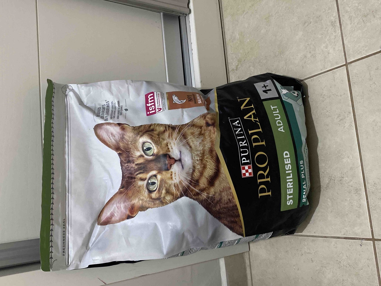 Mamaya yeni başlayacağız veteriner tavsiyesiyle aldık bir kilo aldık yediler 10 kiloluk aldım iki kedi olunca 10 kilo 3-4 ay anca gidio kiloluk pahalıya geldiği için hep 10 kiloluk alıyorum . Kargo çok kötüydü ptt kargo ile yollandı 10 günde geldi kargo sıkıntıtıydı yoksa çuval içine koyup güzel bir şekilde hiç problem olmadan geldi tş