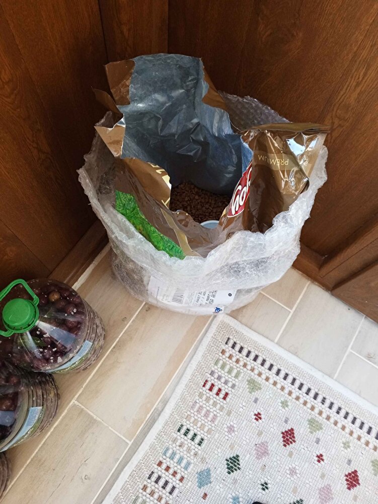 Sokak kedilerine veriyorum. Severek  yiyorlar. Paketleme ve elime geçmesinde hiç sorun yaşamadım. Teşekkür ederim. İkinciyi sipariş vermeyi düşünüyorum