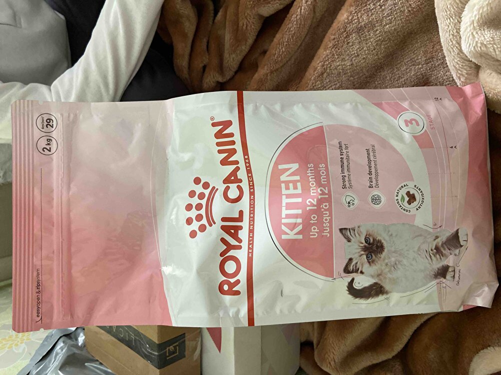 Satıcıyı tercih etmeden önce markadan teyit etmiştim orijinal olduğuna dair o noktada zaten sorun yok. Kasım indirimleri olmasına rağmen hızlı teslim edildi satıcıya teşekkür ederim. Paket mng ile gelmesine rağmen sağlam teslim edildi ve son kullanma tarihi 2025 kesinlikle memnun kaldım güvenle tercih edeceğim bir satıcı artık 🙏🏻