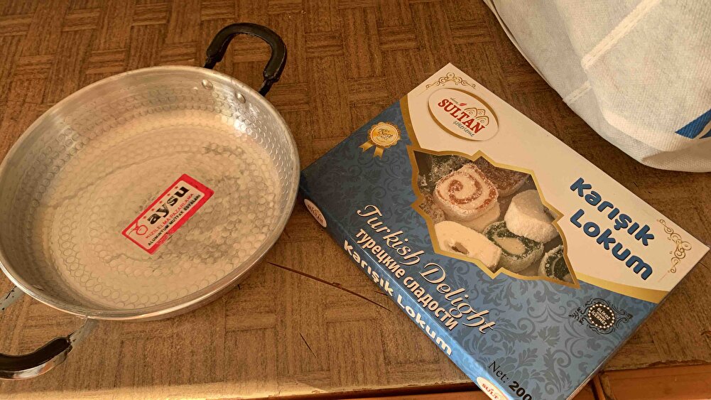 Ürün çok güzel kargolanmıştı ve hediye olarak kocaman kutu lokum ve bir tava koymuşlar görünce çok mutlu oldum. Sucuğu tadıp beğendikten sonra tekrar sipariş ettim yine hediye ve tava göndermişler çok çok teşekkürler artok sucuğu hep buradan alacağım