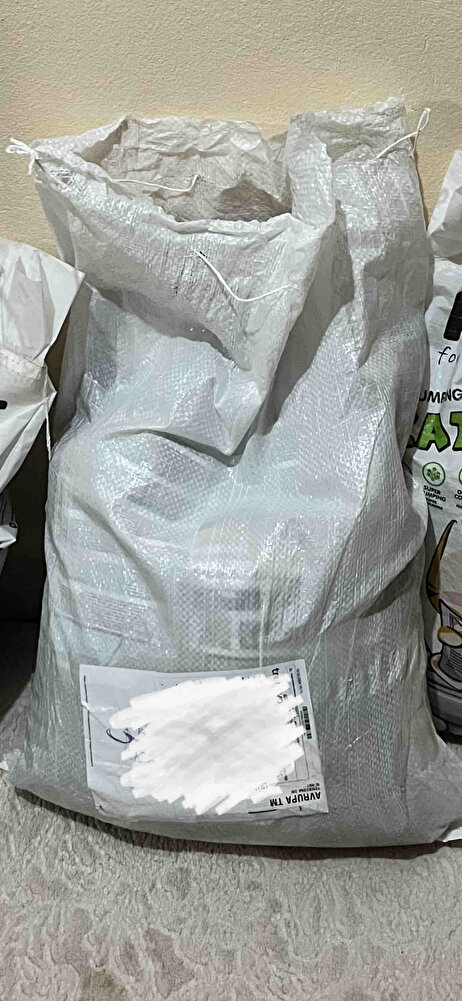 Ben zaten yıllardır bu mamayı kedime alıyorum. Birçok çeşit denedik çoğunu sevmedi yemedi ama bunu çok seviyor. Artan fiyatlar dolayısıyla böyle büyük 10 kiloluklar daha avantajlı oluyor diye aldım. Endişem paket yırtılmış veya farklı sorunlar ile gelir miydi ama sağlam bir şekilde geldi. Ekstra sadece çuvala konulmuştu. Kedim afiyetle yesin