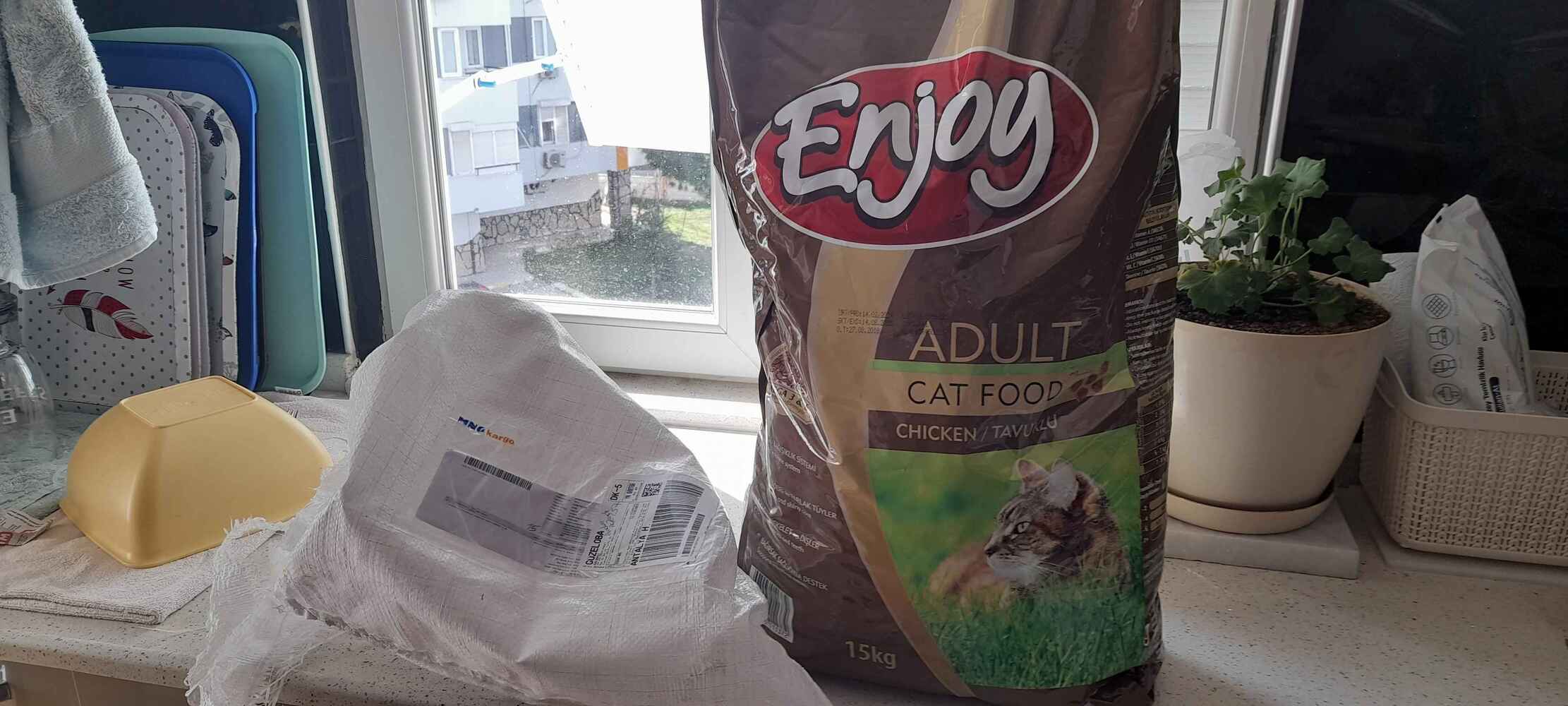 Antalya'daki 2gun sonra gelmiş kargo.MNG firması çok kibar ve düzgün personele ayrı bir teşekkür etmek lazım.Ürünü ilk defa alıyoruz,Umarım küçük dostlar hem evde ki hem dışarıda ki severler...