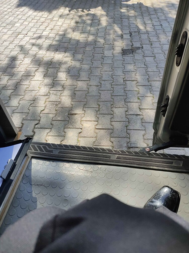 sokak kedilerini beslemek için aldım sevdikleri bi mama