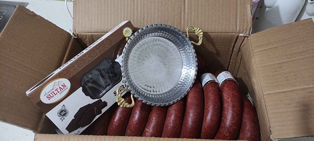 Sucuğun lezzetine bayıldık mubtemelen tekrar sipariş vericez ayrıca hediyeler için de çok teşekkür ederiz☺️