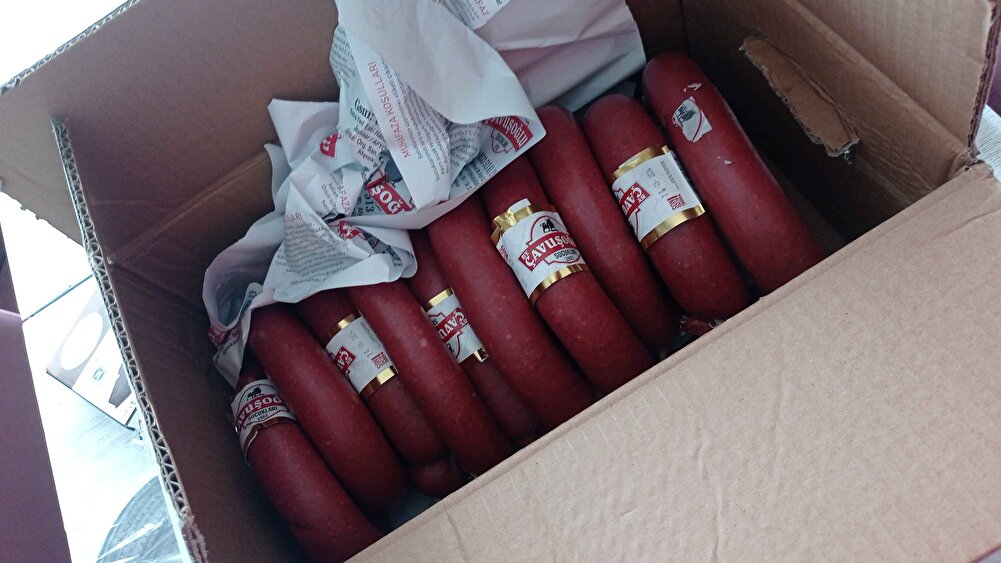 Hızlı Kargo ve Hediyeler İçin Teşekkürler . Sucukları da ayriyetten çok beğendik çok lezzetli