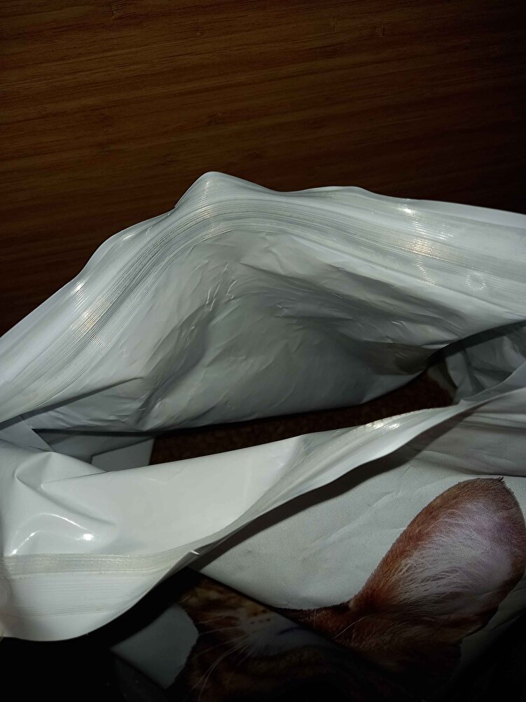 güzel kedim severek yiyor keşke açıp kapama kismi fermuarlı olsaydi