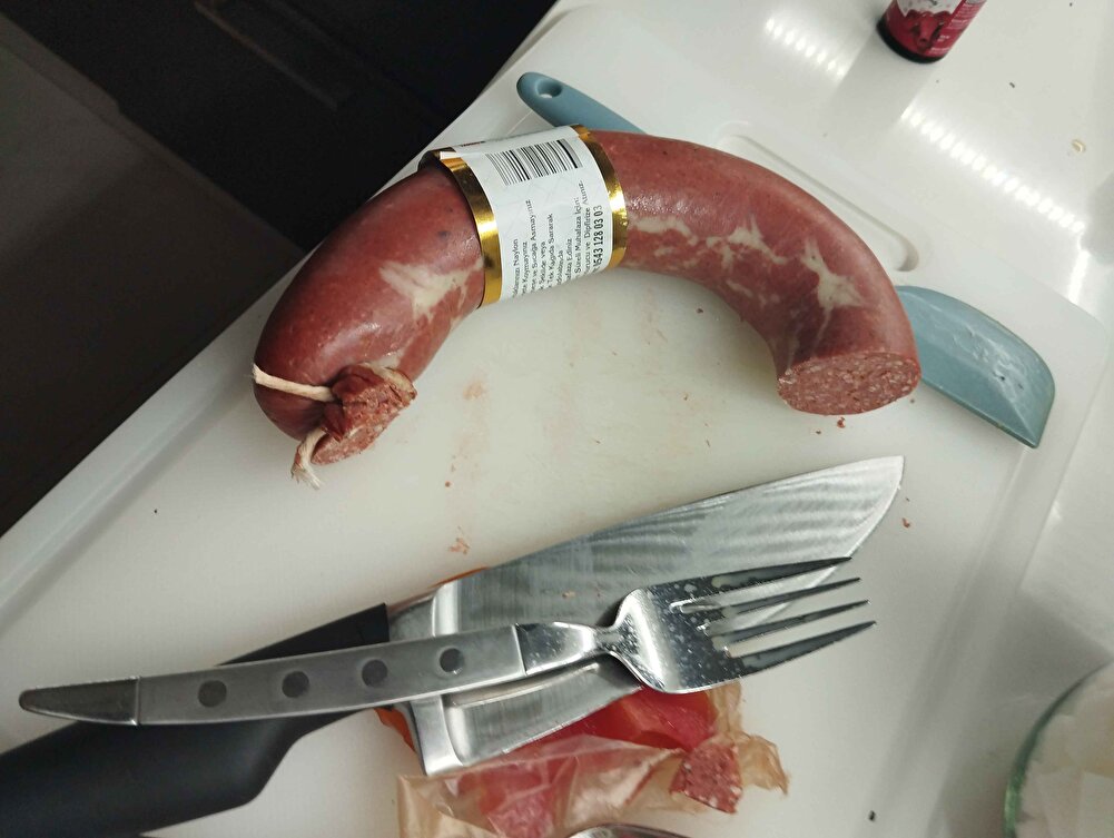 benim kasabımda dana sucuğun kilosu 530 lira. Bunu 200 den aldım elbette fark çok. Et oranı hayli düşük lezzette mükemmel değil. üç harfli marketlerdeki tavuk sucuklarından bir tık güzel. Fiyat- fayda dengesinde  değerlendirilmeli.