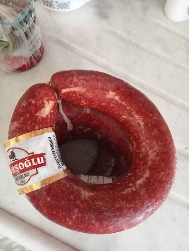 lezzetli sucuk, ikinci kez sipariş veriyorum, satıcı ayrıca hediye olarak Türk lokumu ve küçük bir tava da koyuyor, ki bu çok güzel